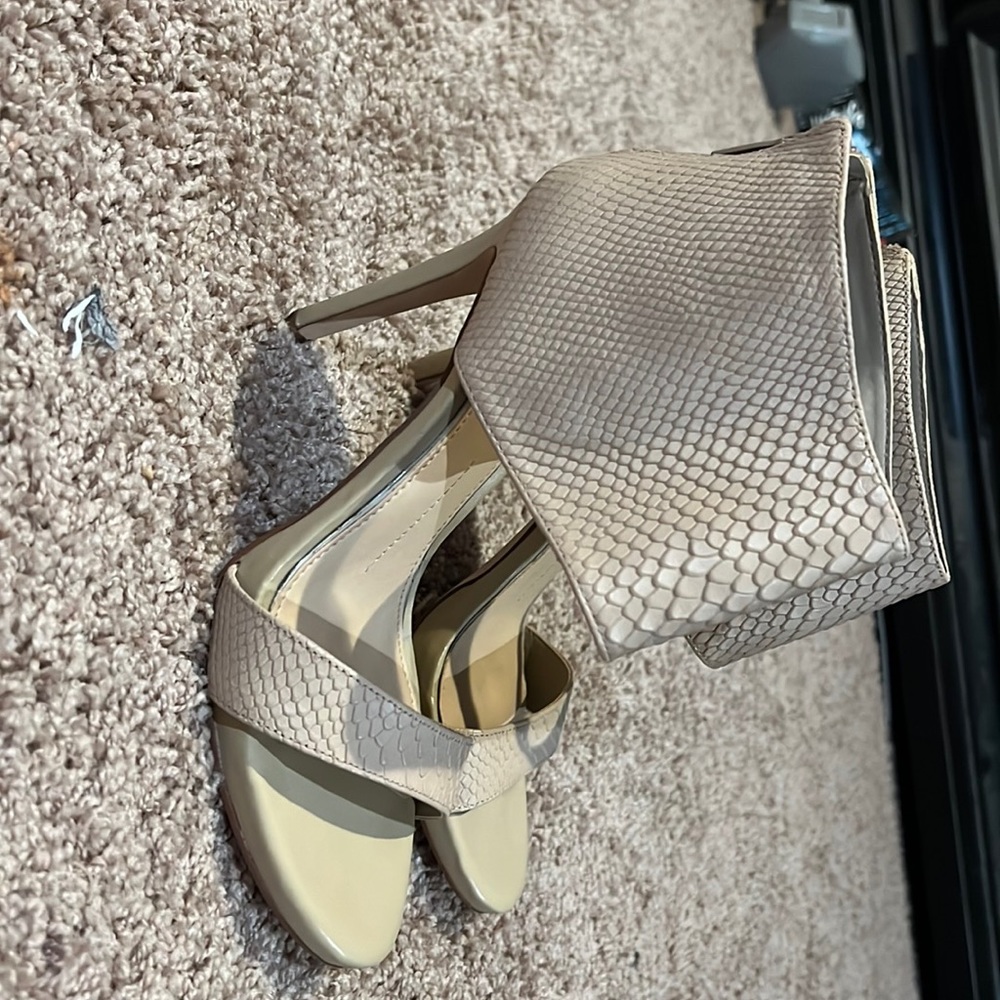 Beige heels, zipper in back